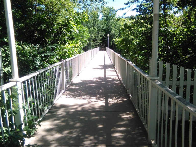 On 2nd St. SE in Mason City over Willow Creek the bridge connects
River Heights Drive and South Connecticut Ave.
Named in honor of Meredith Willson, Mason City native and internationally renowned composer, this bridge spans across Willow Creek a