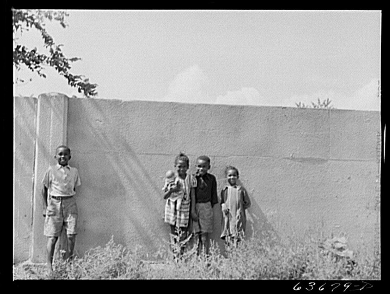 Children standing in front of the wall in 1941