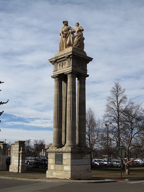 Figures representing Agriculture atop the western side of the Sullivan Gateway. Photo by Ken Lund. Licensed under Creative Commons.