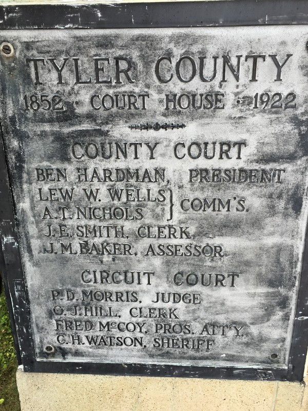 A plaque that pays tribute to the original courthouse (1852-1922).
(Photograph by author)
