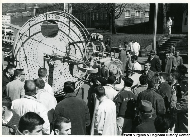 Students and Faculty gather around the mast during arrival.