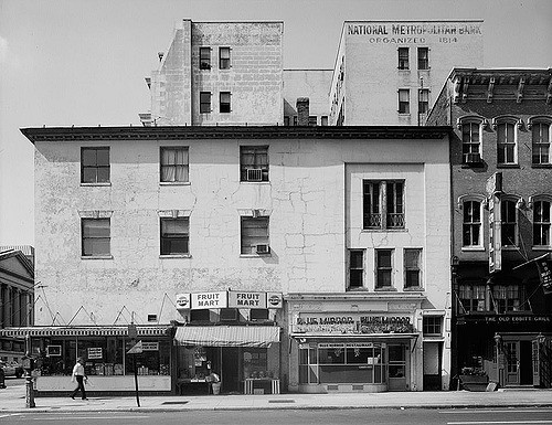 View of the tavern in 1967, Historic American Buildings Survey (public domain)