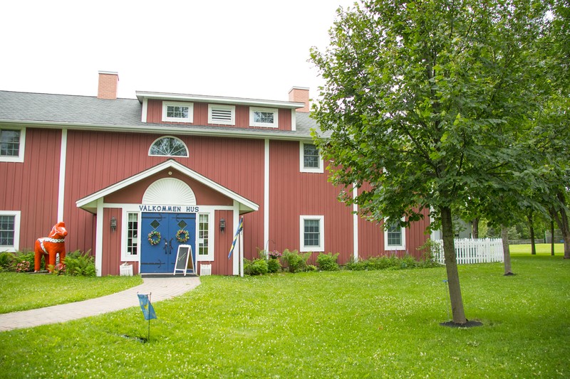 The Välkommen Hus is built in the style of 1850s Swedish farmhouse and features art exhibits, a classroom/meeting area, Butik (gift shop) and restrooms.