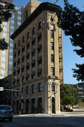 View of the Flatiron Building from the front.