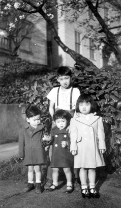 Japanese schoolchildren in front of Nihon Go Gakko (image from the Densho Encyclopedia)