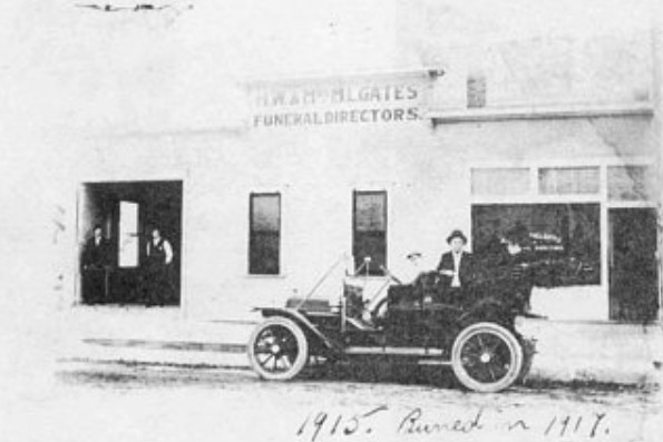 Horatio and Mary Gates in an automobile in front of their first funeral parlor