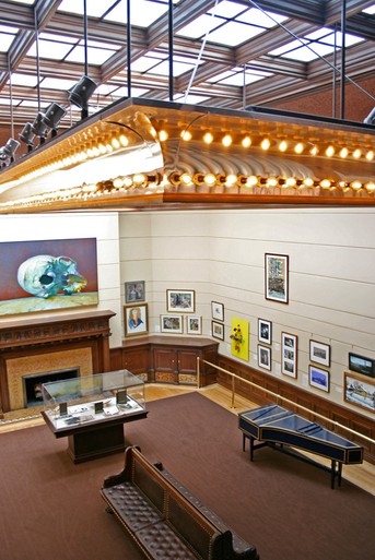 The art gallery with the skylight ceiling. Photo: Minnesota Historical Society, via Wikimedia Commons.