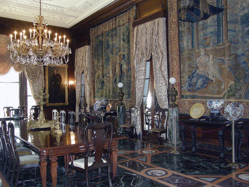 Dining room at the Anderson House. Wikimedia Commons.