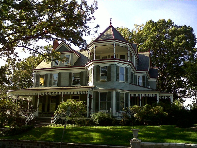 A view of the Cady-Lee mansion from 2011, by Farragutful on Wikimedia Commons (CC BY-SA 3.0)