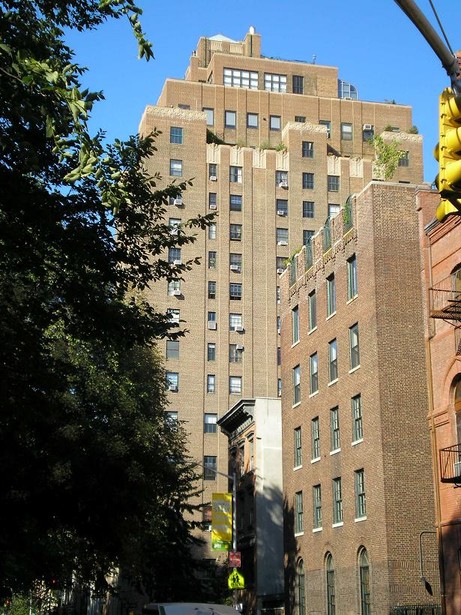 A view of Christodora House in 2006 ((By The original uploader was David Shankbone at English Wikipedia [CC BY 2.5 (http://creativecommons.org/licenses/by/2.5)], via Wikimedia Commons))