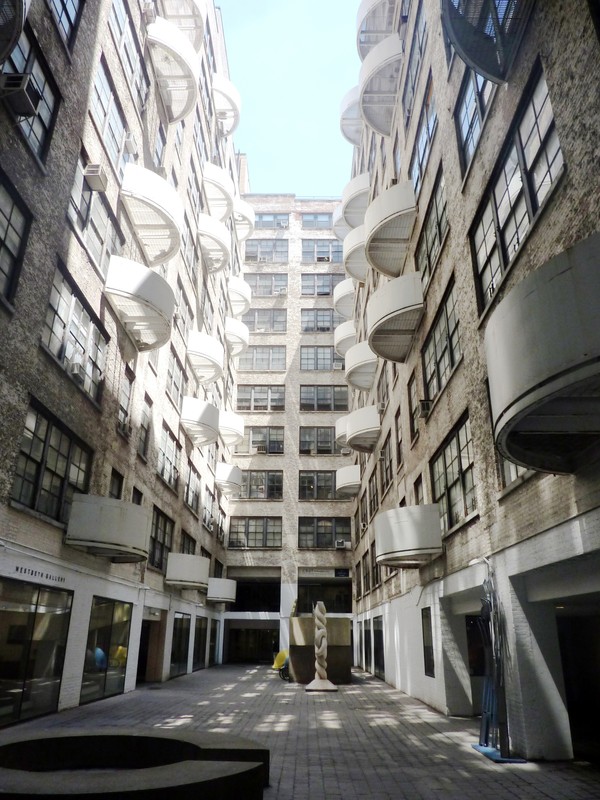 The courtyard of the Westbeth Artists Community in 2012 ((By Muncharelli (Own work) [CC BY-SA 3.0 (http://creativecommons.org/licenses/by-sa/3.0)], via Wikimedia Commons))