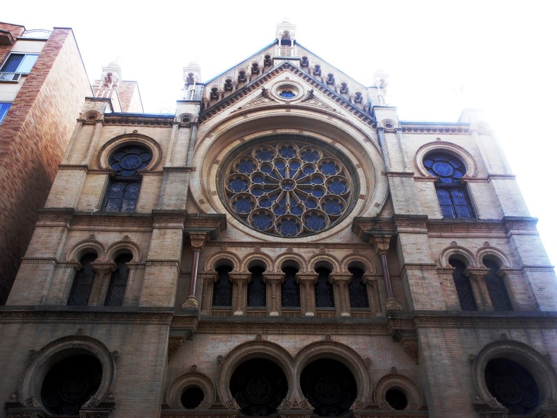The synagogue's front facade after renovations, 2012 ((By Alexisrael (Own work) [CC BY-SA 3.0 (http://creativecommons.org/licenses/by-sa/3.0)], via Wikimedia Commons))