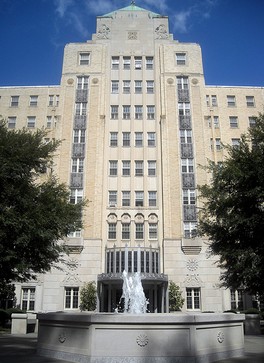 A view of the Kennedy-Warren's grand brick and limestone facade facing Connecticut Avenue. Photo by AgnosticPreachersKid at English Wikipedia.