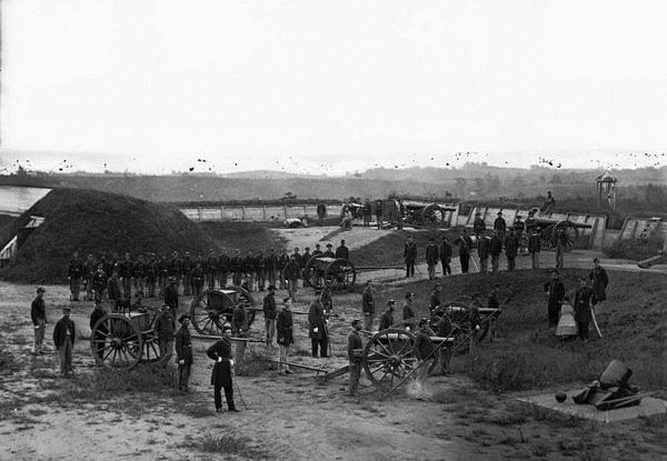 The fort held about three dozen guns and could garrison as many as one thousand troops. 