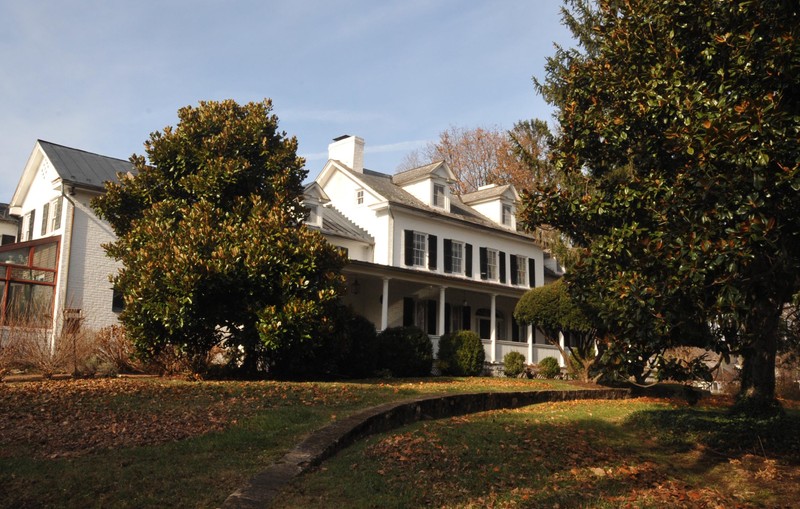 The farmhouse in 2007 ((By Jerrye & Roy Klotz, MD (Own work) [CC BY-SA 3.0 (http://creativecommons.org/licenses/by-sa/3.0)], via Wikimedia Commons))