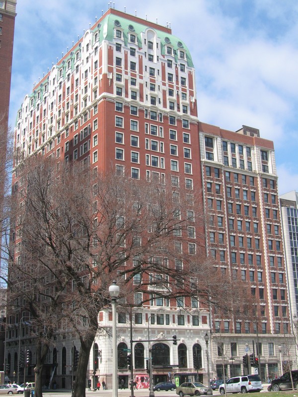 A view of the hotel in 2008 ((TonyTheTiger at English Wikipedia [CC BY-SA 3.0 (http://creativecommons.org/licenses/by-sa/3.0) or GFDL (http://www.gnu.org/copyleft/fdl.html)], via Wikimedia Commons))