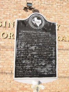 The historic marker for the Bachelor Girls Library Club in Rusk, Texas.