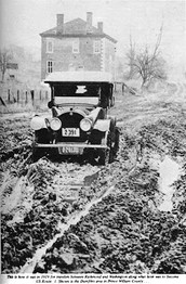 1919 photo of Richmond Highway with the Old Hotel in the background 