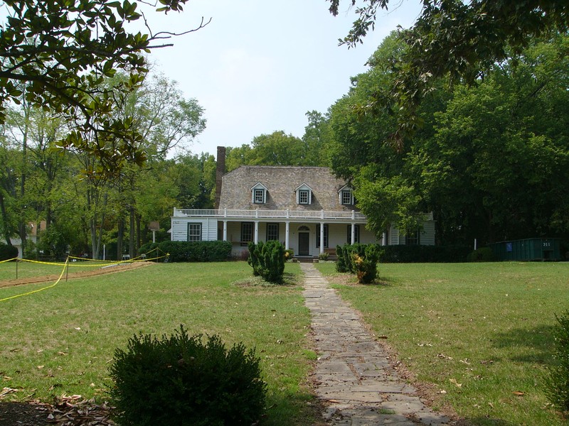 A view of the home in 2007 ((By WhiteKMJK (Own work Transferred from en.wikipedia) [Public domain], via Wikimedia Commons))