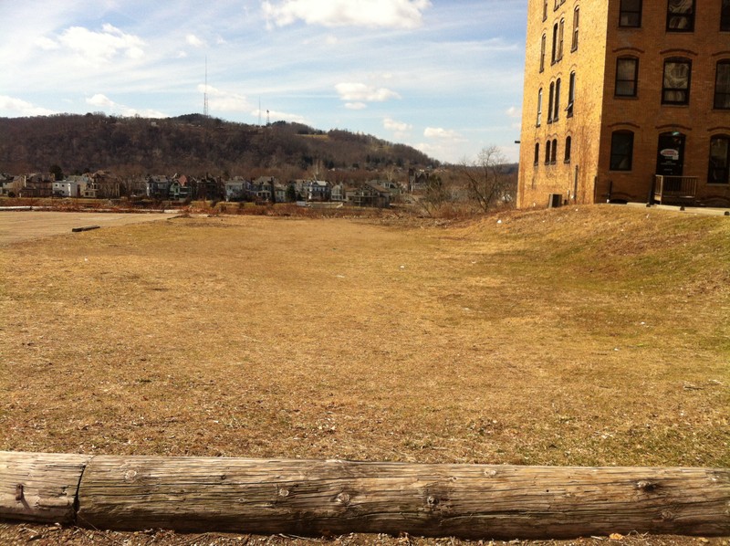 Historians believe that this area, now an empty lot, was once home to Fort Henry.