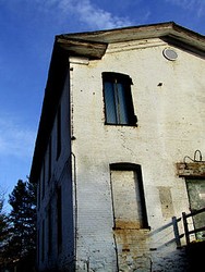 Old Bowman Distillery in Fairfax County by Joshua Davis on Wikimedia Commons (CC BY-SA 2.5)