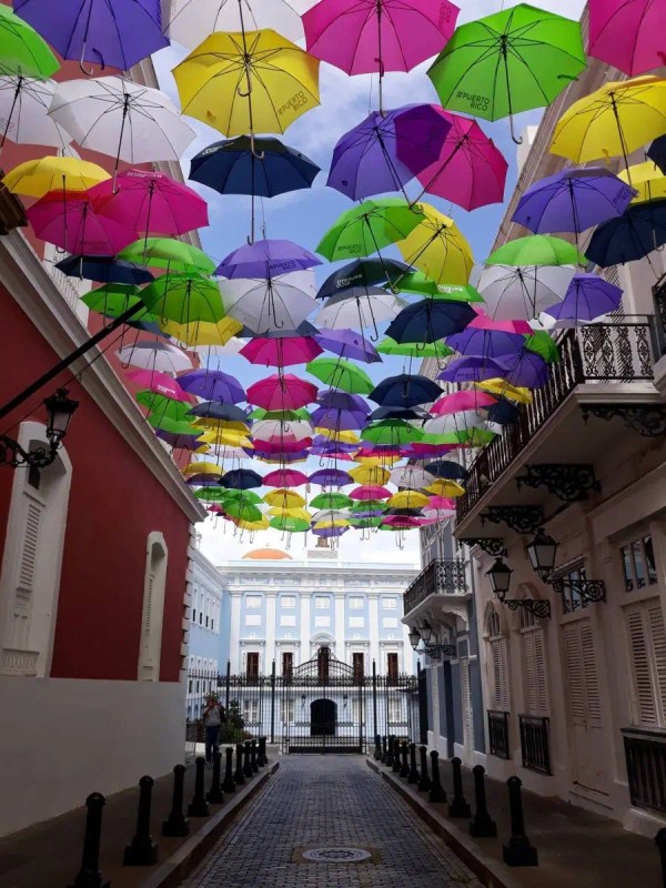 Fortaleza Street adorned with umbrellas and the governor's official residence in the background