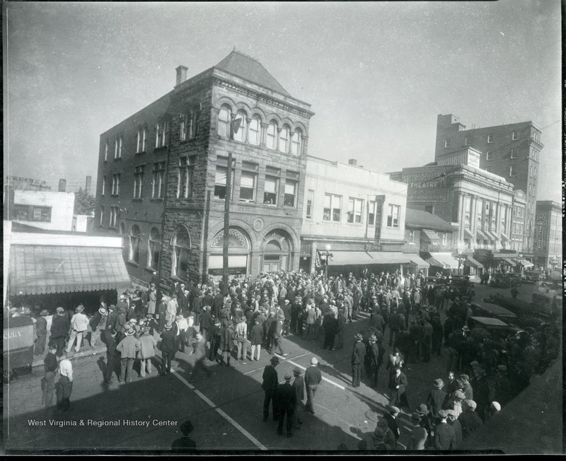 Crowds of people rush to the Second National Bank Building to withdraw money during the Great Depression. Photo taken October 31, 1931.