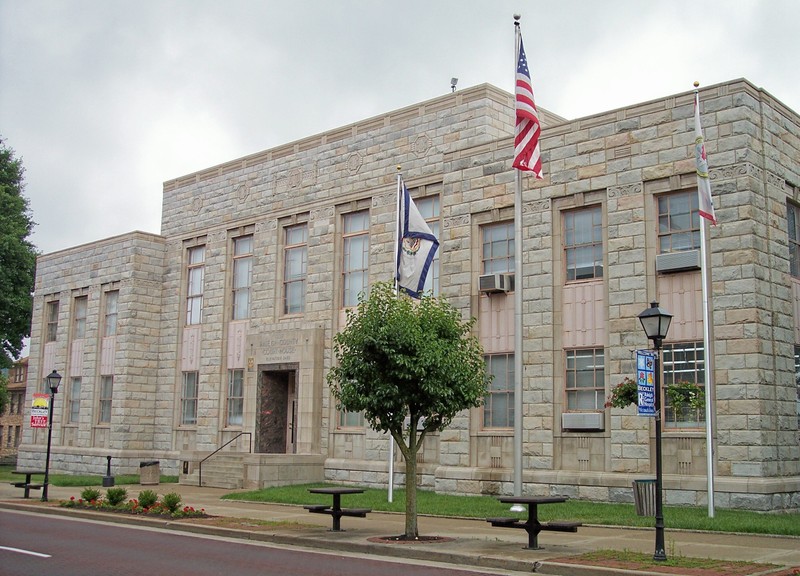 The current courthouse building was built by expanding the 1893 building in 1936-1937 with financial assistance from the WPA. Image obtained from Wikimedia. 