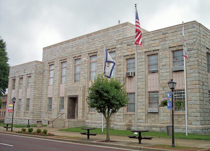The current courthouse building was built by expanding the 1893 building in 1936-1937 with financial assistance from the WPA. Image obtained from Wikimedia.
