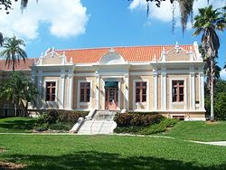 A fine example of Beaux-Arts architecture, Mirror Lake Community Library was built in 1915 and continues to operate today. It was the city's first permanent home for library.