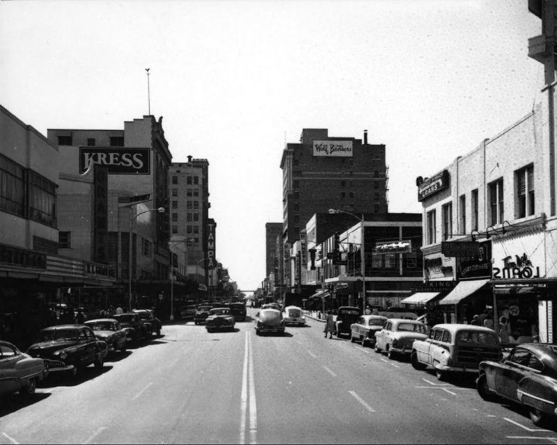 North Franklin Street, 1930s with the current Kress building on the right