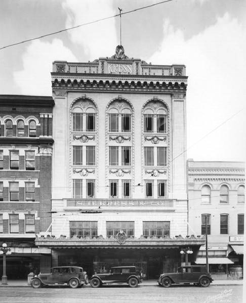 Third and final Kress building as seen in 1930s. 