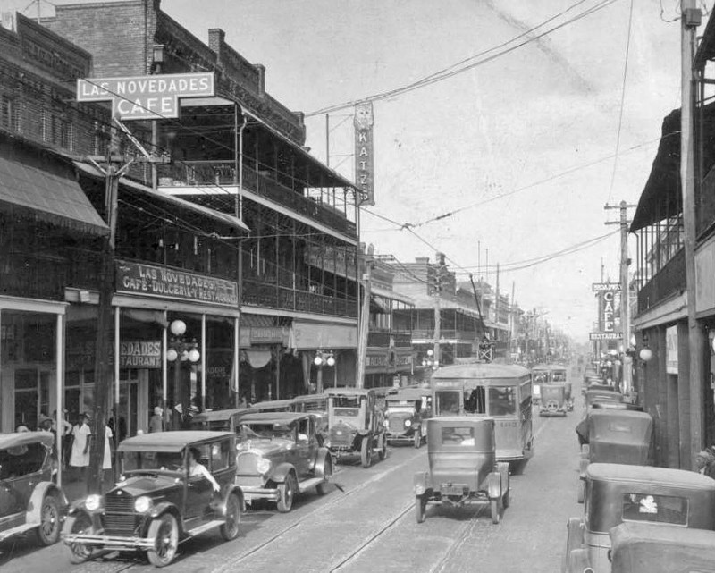 7the Ave. Novedades on right in 1926