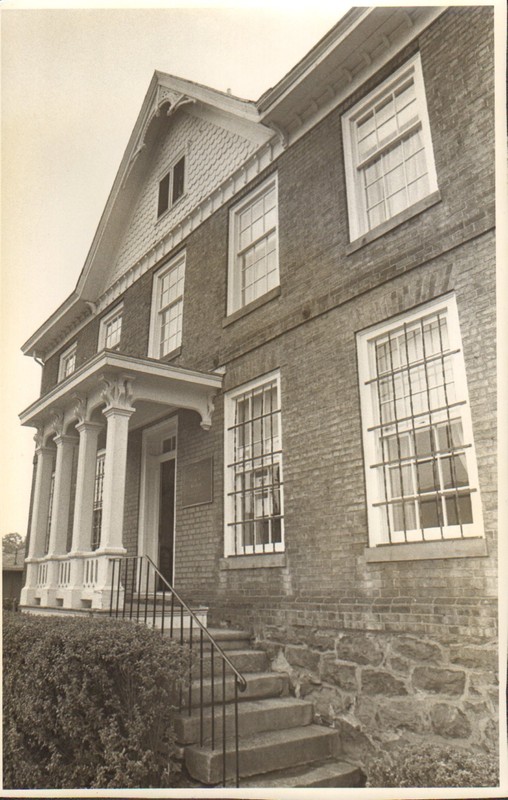 Black and white photo of the Stealey-Goff-Vance House in 1980.