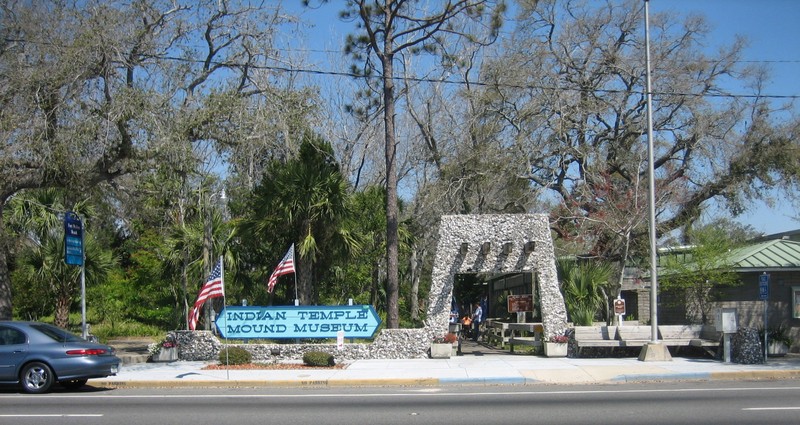 Indian Temple Mound Museum entrance at the Fort Walton Beach Heritage and Cultural Center. Image by Infrogmation - Own work, CC BY 2.5, https://commons.wikimedia.org/w/index.php?curid=1581300