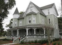 A picture taken by the outside of the Bradlee-McIntyre House.