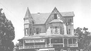 A picture taken by the outside of the Bradlee-McIntyre House.