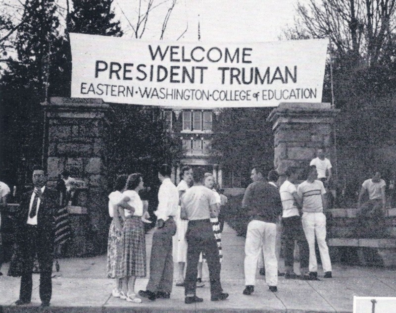 Students wait for the arrival of President Harry S. Truman in May 1950. Photo from Kinnickinik 1950.