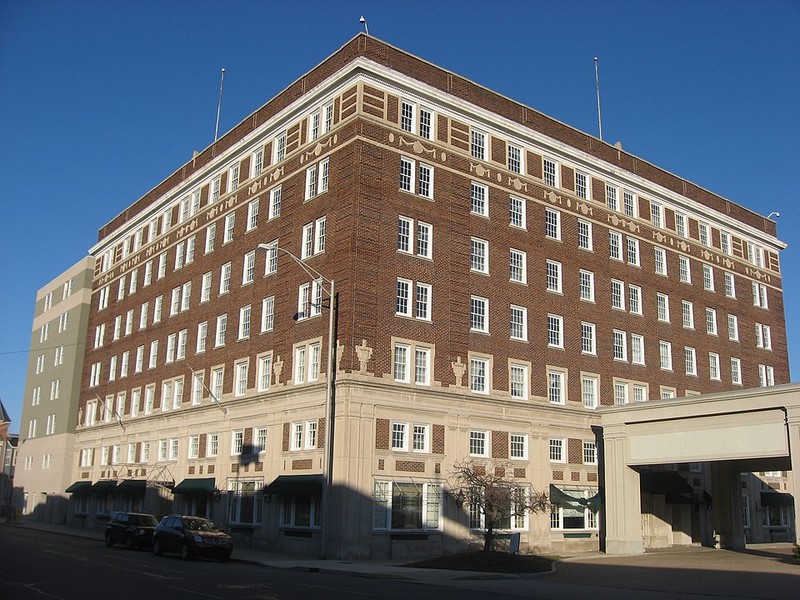 Front and west sides of Roberts Hotel in 1982 (nyttend)