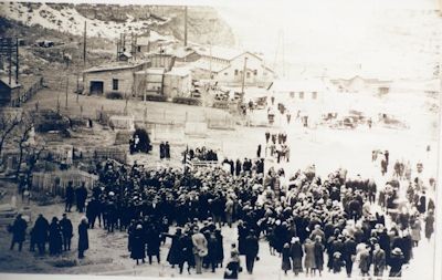This photo was taken at the Castle Gate Cemetery during the funerals of those whose were killed in the Castle Gate Mine Disaster.(LDS Ward Relief Society of Castle Gate)