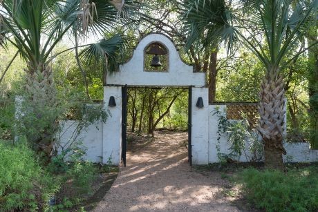 Arched entryway to trail on grounds of Quinta Mazatlan, Hightower 2014 photo (Lyda Hill Texas Collection in Hightower Archive)