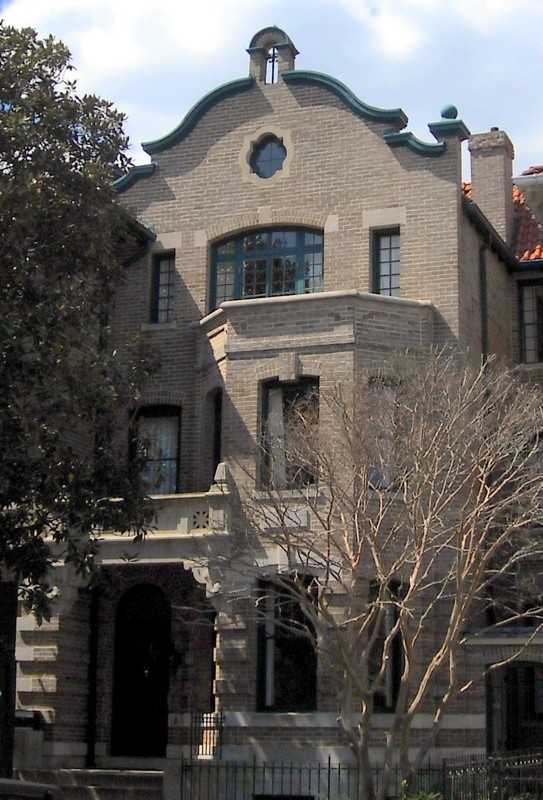 Exterior view of the L. Ron Hubbard House. Image by AgnosticPreachersKid - Own work, CC BY-SA 3.0, https://commons.wikimedia.org/w/index.php?curid=10504372