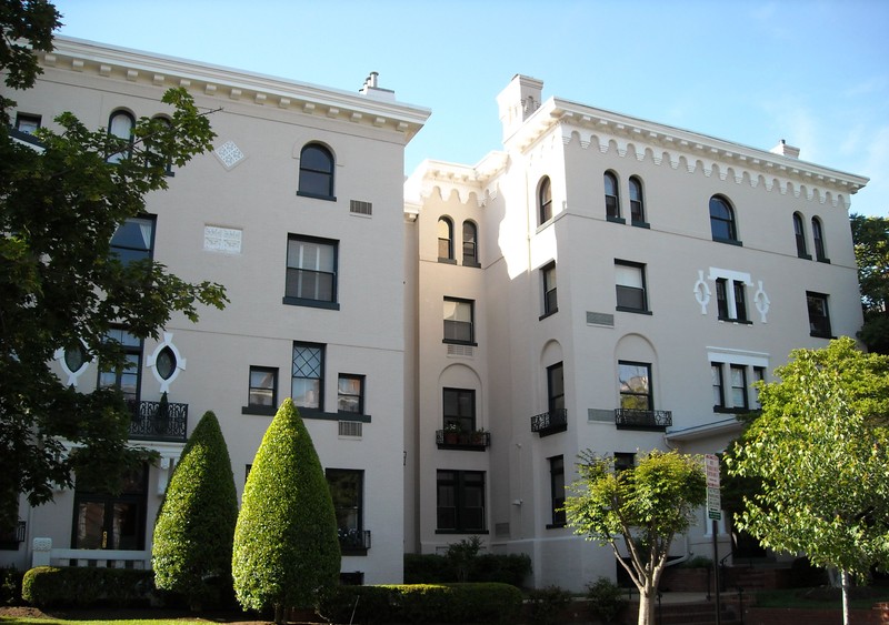 Exterior view of Windsor Lodge Apartments, where Senator William E. Borah lived from 1913-1929 while serving in Congress. Image by AgnosticPreachersKid, Wikimedia.