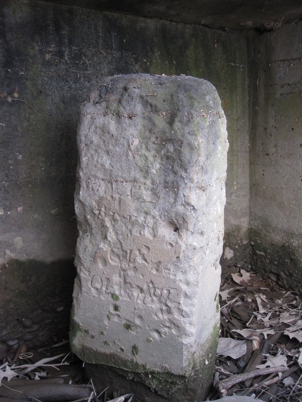 Closer view of the South Cornerstone. Image by Something Original on Wikimedia Commons (CC BY-SA 3.0)