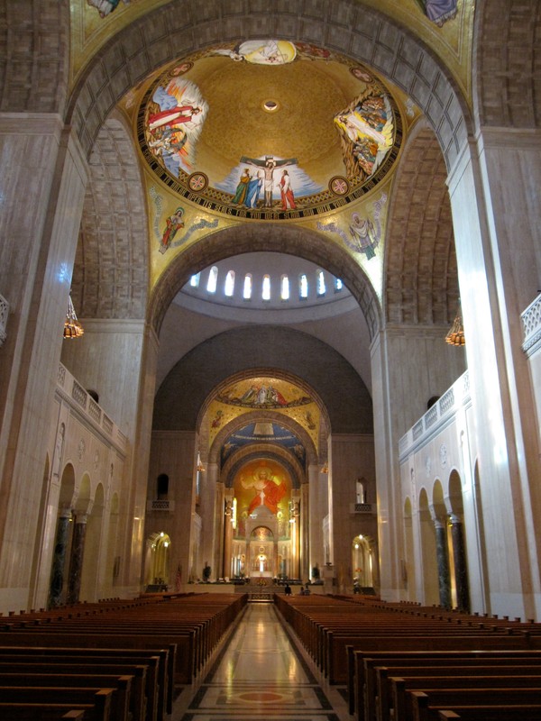 Interior view of the Basilica of the National Shrine of the Immaculate Conception. Image by Gryffindor - Own work, CC BY-SA 3.0, https://commons.wikimedia.org/w/index.php?curid=10621405
