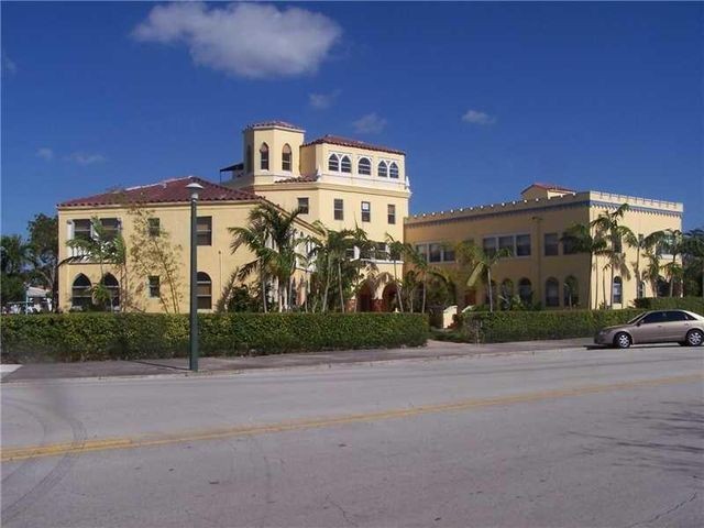 The Grand Concourse was built in 1926, the only one of six-planned hotels and apartments that were to be constructed by the Shoreland Construction Company.