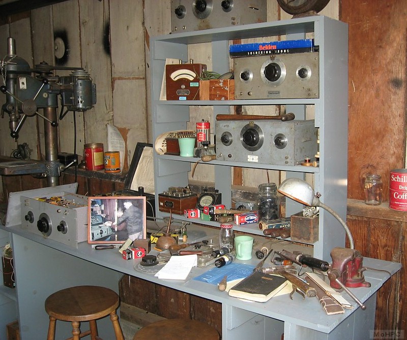 The bench in the interior of the garage