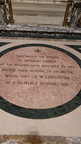 Commemoration marking the location of President Kennedy's casket during the Requiem Mass. Image by Seanofdublin24 - Own work, CC BY-SA 4.0, https://commons.wikimedia.org/w/index.php?curid=49487113