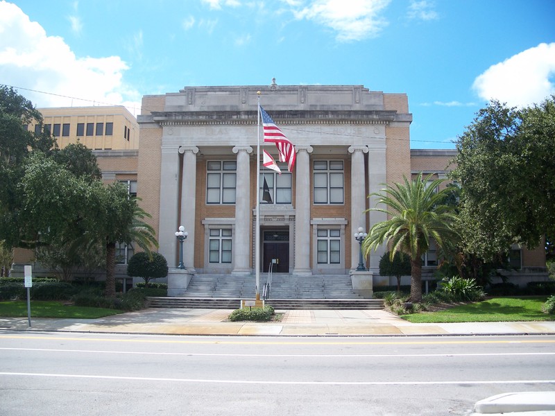 An excellent example of Neoclassical architecture, the Old Pinellas County Courthouse was built in 1918. It houses a law library and its courtrooms are still used today.