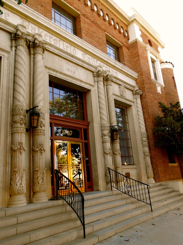 Close-up view of the front entrance 20 September 2014, by LaurieRankins (CC-BY-SA-3.0)